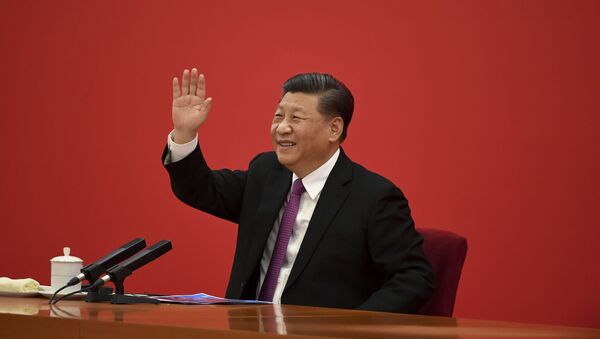 Presidente da China acena para seu homólogo russo após vídeoconferência, em Pequim, em 2 de dezembro de 2019 - Sputnik Brasil
