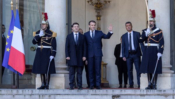 Presidente da França, Emmanuel Macron, recebe o presidente da Ucrânia, Vladimir Zelensky, na cúpula do Quarteto da Normandia em Paris, 9 de dezembro de 2019 - Sputnik Brasil