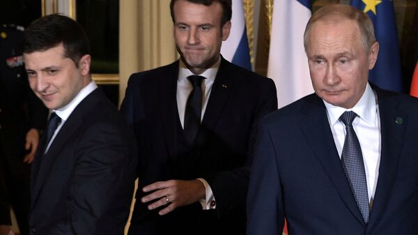 Presidente russo Vladimir Putin (à dir.) e o líder ucraniano Vladimir Zelensky (à esq.), com o anfitrião Emmanuel Macron ao centro - Sputnik Brasil