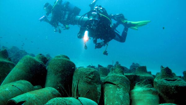 Mergulhadores observam antigos vasos romanos debaixo da areia - Sputnik Brasil