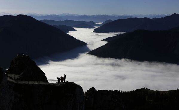 Vale tomado por nevoeiro e sendo visto dos Alpes, Alemanha - Sputnik Brasil