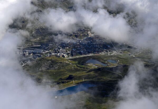Estação de esqui Vale Thorens sendo observada dos Alpes, França - Sputnik Brasil