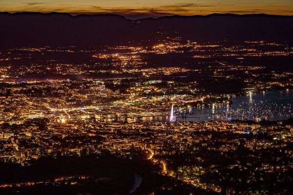 Genebra é fotografada de cima da montanha francesa Salève - Sputnik Brasil