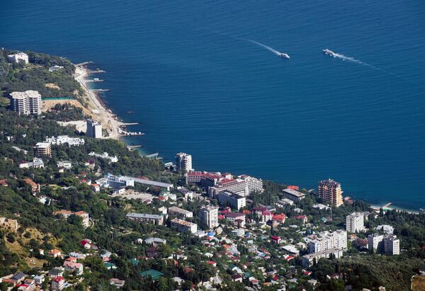 Litoral do mar Negro e a aldeia Miskhor sendo observados de cima do pico Ai-Petri na Crimeia, Rússia - Sputnik Brasil