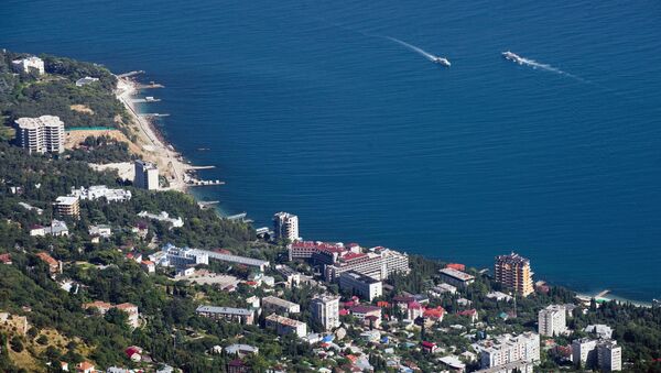 Litoral do mar Negro e a aldeia Miskhor sendo observados de cima do pico Ai-Petri na Crimeia, Rússia - Sputnik Brasil