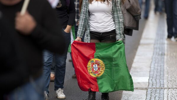 Mulher carrega bandeira de Portugal em Lisboa - Sputnik Brasil