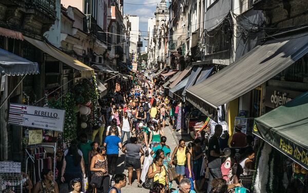 Movimentação de consumidores para as compras de natal no centro de comércio Saara, no Rio de Janeiro. - Sputnik Brasil