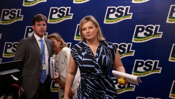 A então líder do governo no Congresso, a deputada Joice Hasselmann (PSL-SP), deixa o gabinete da liderança da sigla após reunião da bancada em 16 de outubro de 2019. - Sputnik Brasil