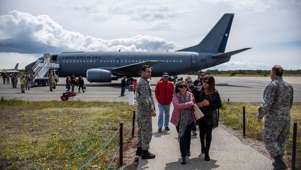 Parentes de passageiros a bordo da aeronave Hércules C-130, da Força Aérea do Chile, que caiu em um remoto trecho de mar entre a América do Sul e a Antártida, chegam de Santiago a uma base da Força Aérea na cidade de Punta Arenas, no Chile, em 11 de dezembro de 2019 - Sputnik Brasil