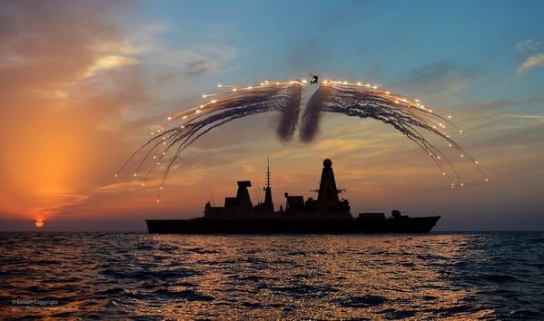 Destróier HMS Dragon da Marinha do Reino Unido e helicóptero Lynx em treinamento militar.

Para a revista National Interest, a Marinha dos Estados Unidos seria atualmente a mais poderosa a navegar pelos mares - Sputnik Brasil