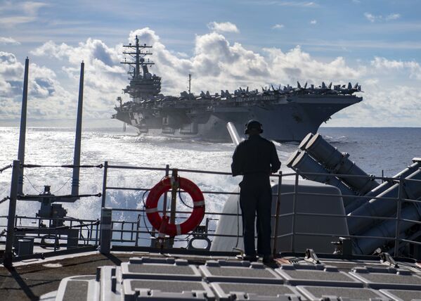 Marinheiro observa o porta-aviões USS Ronald Reagan e a fragata USS Chancellorsville.

Para a revista National Interest, a Marinha dos Estados Unidos seria atualmente a mais poderosa a navegar pelos mares - Sputnik Brasil