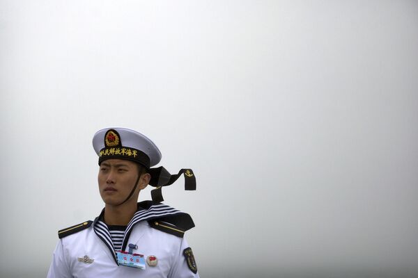 Marinheiro chinês no convés do navio Qi jinguan durante uma parada.

A China é a segunda maior potencia naval, segundo revista militar National Interest - Sputnik Brasil