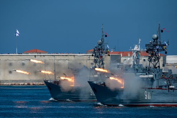 Salvas dos navios caça-minas Kovrovets e Ivan Golubets na parada de celebração do Dia da Marinha em Sevastopol.

A Rússia é a terceira maior potencia naval, segundo revista militar National Interest - Sputnik Brasil
