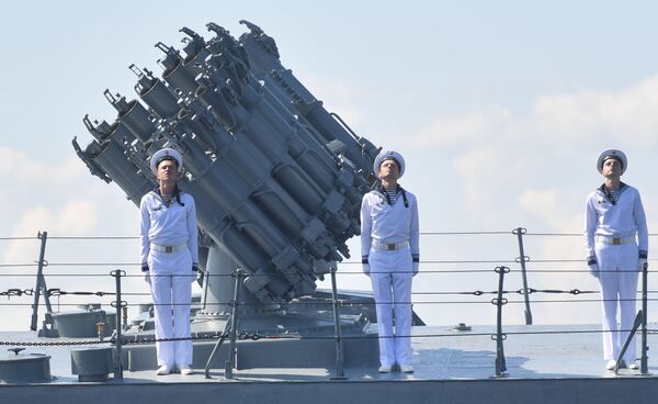 Marinheiros no convés de navio antissubmarino durante treinamento para o desfile em Kronstadt.

A Rússia detem a terceira Marinha mais poderosa, segundo revista militar National Interest - Sputnik Brasil