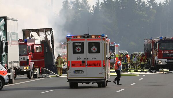 Veículos de ambulância e bombeiros trabalham em conjunto para apagar incêndio na Alemanha (foto de arquivo) - Sputnik Brasil