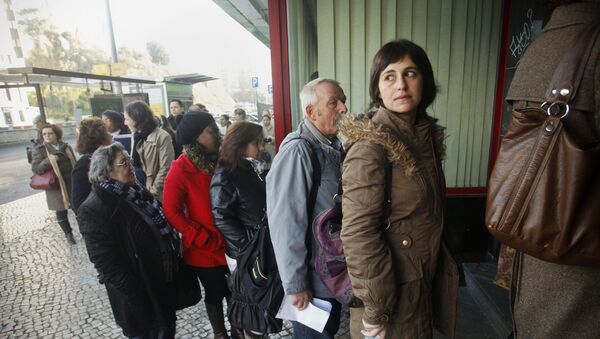 Desempregandos em fila durante crise financeiro em Portugal - Sputnik Brasil