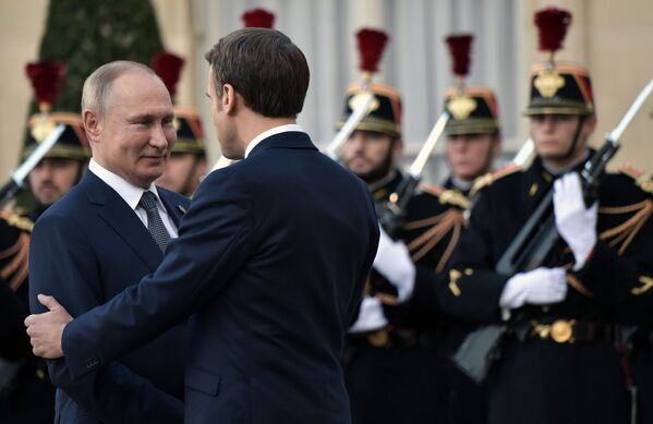 Presidente da Rússia, Vladimir Putin, e seu homólogo francês, Emmanuel Macron - Sputnik Brasil