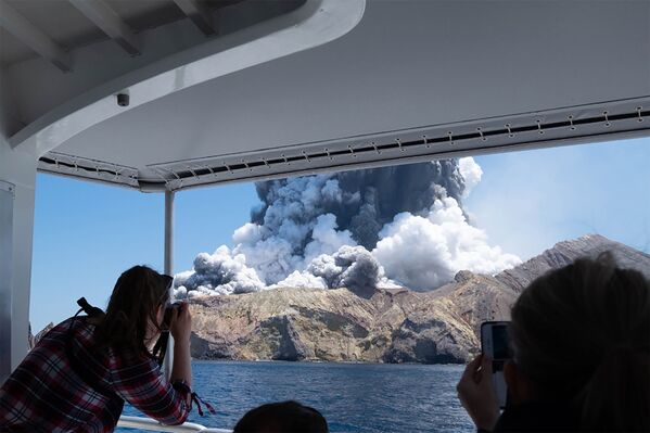 Turistas fotografam erupção de vulcão na Ilha Branca, na Nova Zelândia - Sputnik Brasil