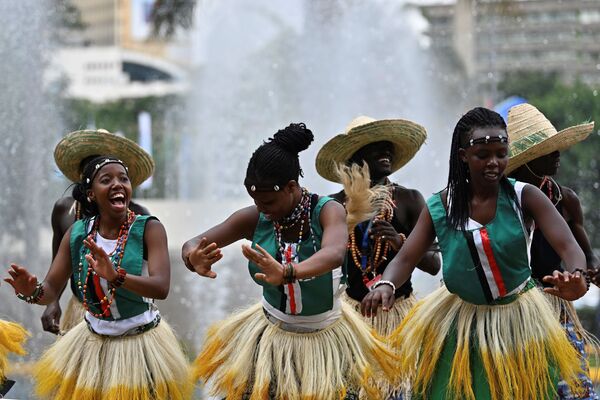 Africanos executam dança tradicional durante a Cúpula de Nairóbi, no Quênia - Sputnik Brasil