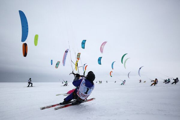 Participantes durante a Copa da Sibéria de Snowcating e Windsurfing de Inverno na cidade russa de Novossibirsk - Sputnik Brasil