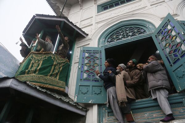Muçulmanos orando na Caxemira, região disputada entre a Índia e o Paquistão - Sputnik Brasil