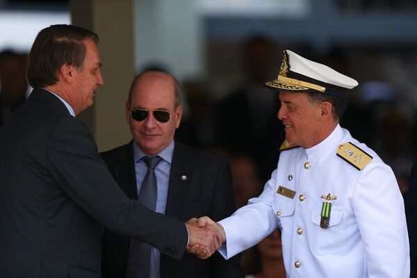 Presidente Bolsonaro cumprimenta o comandante da Marinha do Brasil, Ilques Barbosa - Sputnik Brasil