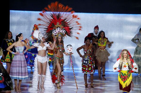 Participantes do concurso de beleza Miss Mundo 2019 em trajes tradicionais de seus países - Sputnik Brasil