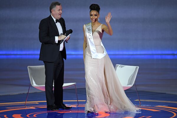 Ophely Mezino, representante da França, é entrevistada pelo apresentador de TV Piers Morgan durante o Miss Mundo 2019 - Sputnik Brasil