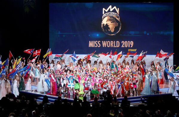 Representantes de diversos países no Miss Mundo 2019 no palco do evento - Sputnik Brasil