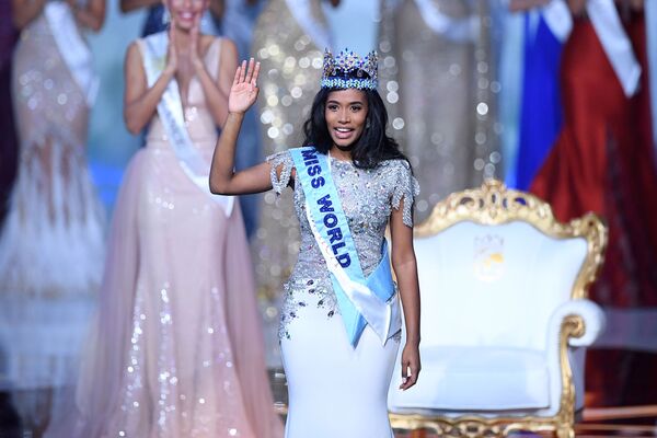 Recém-coroada Miss Mundo 2019, a representante da Jamaica Toni-Ann Singh, sorri durante a final do evento - Sputnik Brasil