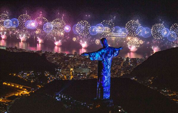Estátua do Cristo Redentor durante celebrações de Ano Novo - Sputnik Brasil