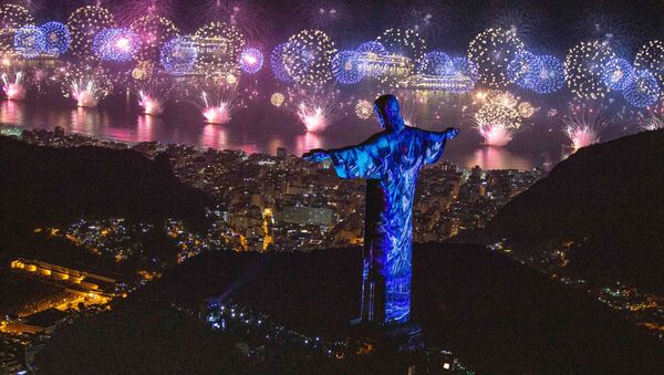 Estátua do Cristo Redentor durante celebrações de Ano Novo - Sputnik Brasil