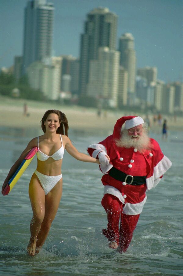 Papai Noel correndo em praia australiana - Sputnik Brasil