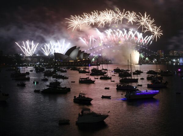 Fogos de artifício no porto de Sidney em celebrações do Ano Novo - Sputnik Brasil