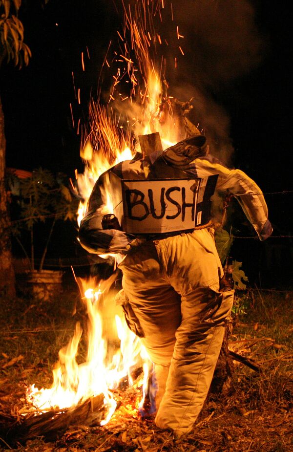 Representação de George W. Bush em fogueira durante celebrações em Capira, Panamá - Sputnik Brasil