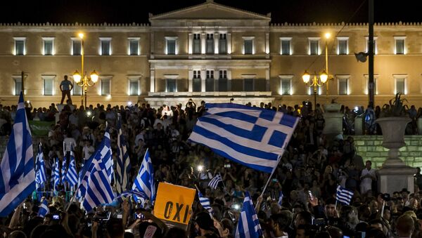 Manifestantes comemoraram em Atenas a vitória do não no referendo do último domingo - Sputnik Brasil