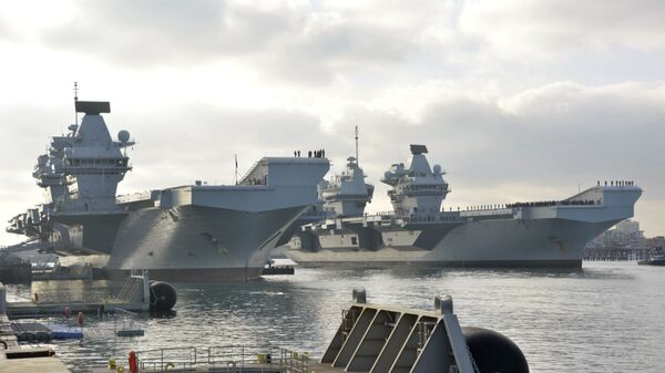 Porta-aviões HMS Queen Elizabeth chega ao porto em Portsmouth - Sputnik Brasil