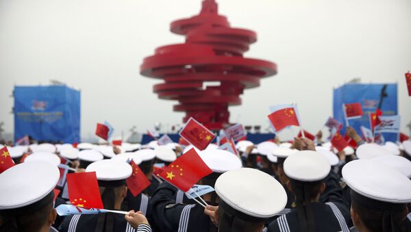 Marinheiros seguram bandeiras da China durante parada naval - Sputnik Brasil