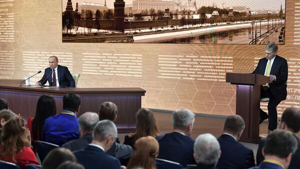 Presidente da Rússia, Vladimir Putin, e porta-voz do presidente, Dmitry Peskov - Sputnik Brasil