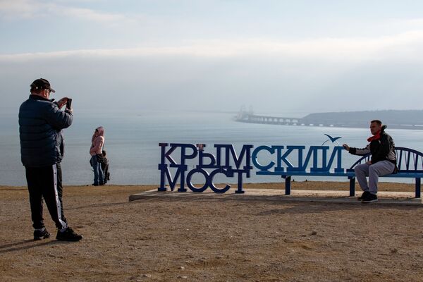 Pessoas fazendo fotos em frente à Ponte da Crimeia - Sputnik Brasil