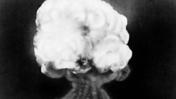 Foto de explosão de arma nuclear, realizada em 1945, em Alamagordo, nos Estados Unidos da América - Sputnik Brasil