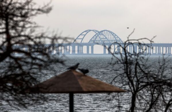 Ponte da Crimeia vista do lado da cidade de Kerch, na Rússia - Sputnik Brasil