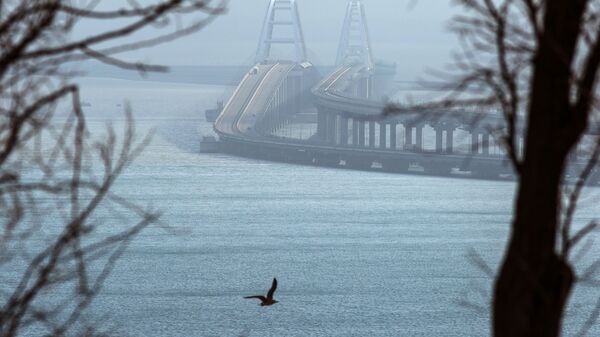Ponte da Crimeia vista desde a península da Crimeia - Sputnik Brasil
