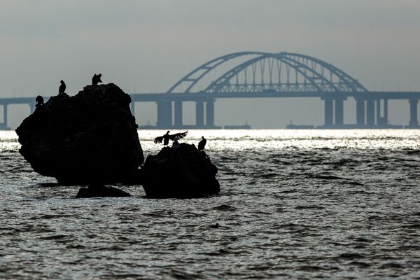 Ponte da Crimeia que liga o continente à península da Crimeia - Sputnik Brasil
