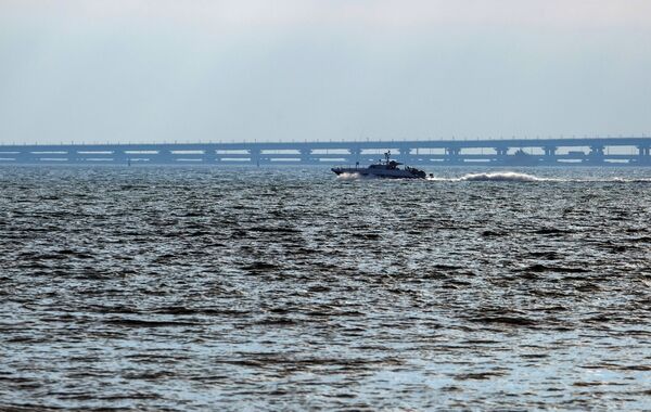 Barco-patrulha perto da Ponte da Crimeia - Sputnik Brasil