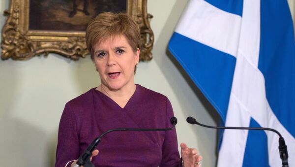 Premiê escocesa Nicola Sturgeon fala com a imprensa em Edimburgo - Sputnik Brasil