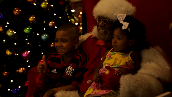 Campanha 'Natal de todas as cores' traz primeiro Papai Noel negro em shoppings do Rio - Sputnik Brasil