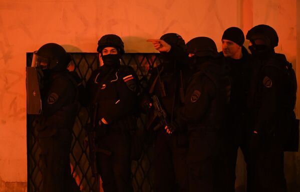 Agentes das forças de segurança preparam operação após o tiroteio no centro de Moscou - Sputnik Brasil