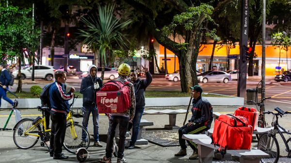 Entregadores de fast-foods por aplicativo que utilizam bicicletas e patinetes para se locomover, se reúnem na praça Osvaldo Cruz, em São Paulo, à espera de chamadas - Sputnik Brasil