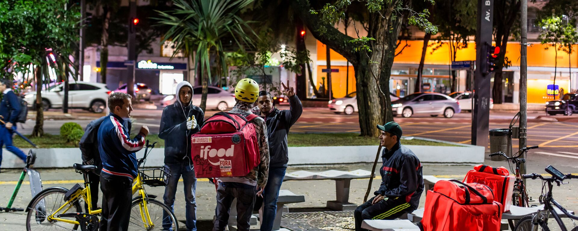 Entregadores de fast-foods por aplicativo que utilizam bicicletas e patinetes para se locomover, se reúnem na praça Osvaldo Cruz, em São Paulo, à espera de chamadas - Sputnik Brasil, 1920, 19.12.2019